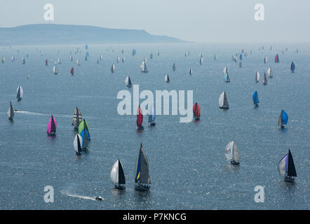 Isle of Wight, Großbritannien. 7. Juli 2018. Die Cloudy Bay 2018 Rund um die Insel Regatta, Isle of Wight, England, Vereinigtes Königreich. Fast 1800 Yachten, nehmen an der jährlichen Regatta rund um die Küste der Isle of Wight. Yachten sind fast von der anhaltenden Hitzewelle und ein Mangel an Wind. Das bedeutet, dass Sie fast im Wasser im Kampf gegen die Gezeiten sind stationäre Flaute. Ein Zuschauer Spektakel wie kein anderer und eine Flamme des farbigen Segel um die Nadeln Leuchtturm am westlichen Rand der Insel. Quelle: Steve Hawkins Fotografie/Alamy leben Nachrichten Stockfoto