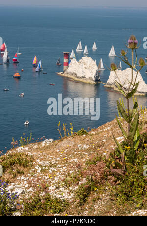 Isle of Wight, Großbritannien. 7. Juli 2018. Die Cloudy Bay 2018 Rund um die Insel Regatta, Isle of Wight, England, Vereinigtes Königreich. Fast 1800 Yachten, nehmen an der jährlichen Regatta rund um die Küste der Isle of Wight. Yachten sind fast von der anhaltenden Hitzewelle und ein Mangel an Wind. Das bedeutet, dass Sie fast im Wasser im Kampf gegen die Gezeiten sind stationäre Flaute. Ein Zuschauer Spektakel wie kein anderer und eine Flamme des farbigen Segel um die Nadeln Leuchtturm am westlichen Rand der Insel. Quelle: Steve Hawkins Fotografie/Alamy leben Nachrichten Stockfoto