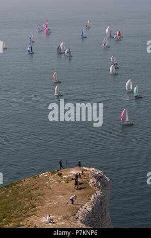 Isle of Wight, Großbritannien. 7. Juli 2018. Die Cloudy Bay 2018 Rund um die Insel Regatta, Isle of Wight, England, Vereinigtes Königreich. Fast 1800 Yachten, nehmen an der jährlichen Regatta rund um die Küste der Isle of Wight. Yachten sind fast von der anhaltenden Hitzewelle und ein Mangel an Wind. Das bedeutet, dass Sie fast im Wasser im Kampf gegen die Gezeiten sind stationäre Flaute. Ein Zuschauer Spektakel wie kein anderer und eine Flamme des farbigen Segel um die Nadeln Leuchtturm am westlichen Rand der Insel. Quelle: Steve Hawkins Fotografie/Alamy leben Nachrichten Stockfoto