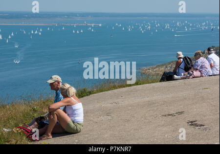 Isle of Wight, Großbritannien. 7. Juli 2018. Die Cloudy Bay 2018 Rund um die Insel Regatta, Isle of Wight, England, Vereinigtes Königreich. Fast 1800 Yachten, nehmen an der jährlichen Regatta rund um die Küste der Isle of Wight. Yachten sind fast von der anhaltenden Hitzewelle und ein Mangel an Wind. Das bedeutet, dass Sie fast im Wasser im Kampf gegen die Gezeiten sind stationäre Flaute. Ein Zuschauer Spektakel wie kein anderer und eine Flamme des farbigen Segel um die Nadeln Leuchtturm am westlichen Rand der Insel. Quelle: Steve Hawkins Fotografie/Alamy leben Nachrichten Stockfoto