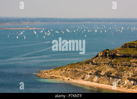 Isle of Wight, Großbritannien. 7. Juli 2018. Die Cloudy Bay 2018 Rund um die Insel Regatta, Isle of Wight, England, Vereinigtes Königreich. Fast 1800 Yachten, nehmen an der jährlichen Regatta rund um die Küste der Isle of Wight. Yachten sind fast von der anhaltenden Hitzewelle und ein Mangel an Wind. Das bedeutet, dass Sie fast im Wasser im Kampf gegen die Gezeiten sind stationäre Flaute. Ein Zuschauer Spektakel wie kein anderer und eine Flamme des farbigen Segel um die Nadeln Leuchtturm am westlichen Rand der Insel. Quelle: Steve Hawkins Fotografie/Alamy leben Nachrichten Stockfoto