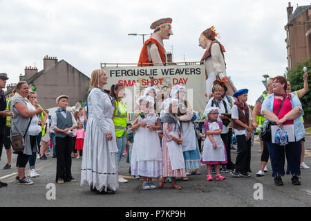 Paisley, Schottland, Großbritannien. 7. Juli 2018. Die Teilnehmer feiern Sma" Tag in der Parade durch die Straßen von Paisley Reisen von Brodie Park an Abbey schließen. Sma' Tag hat seinen Namen von einem berühmten Sieg zwischen den Schal Weber und der Kork (die mittlere Mann) im 19. Jahrhundert. Die sma' ist ein feiner Schussfaden, in Paisley Schals gewebt durch die Weber, für die Sie nicht bezahlt wurden. Im Jahre 1856 wurde eine Vereinbarung erreichte schließlich für die sma' zu zahlen. Credit: Skully/Alamy leben Nachrichten Stockfoto