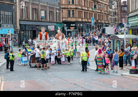 Paisley, Schottland, Großbritannien. 7. Juli 2018. Die Teilnehmer feiern Sma" Tag in der Parade durch die Straßen von Paisley Reisen von Brodie Park an Abbey schließen. Sma' Tag hat seinen Namen von einem berühmten Sieg zwischen den Schal Weber und der Kork (die mittlere Mann) im 19. Jahrhundert. Die sma' ist ein feiner Schussfaden, in Paisley Schals gewebt durch die Weber, für die Sie nicht bezahlt wurden. Im Jahre 1856 wurde eine Vereinbarung erreichte schließlich für die sma' zu zahlen. Credit: Skully/Alamy leben Nachrichten Stockfoto