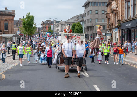 Paisley, Schottland, Großbritannien. 7. Juli 2018. Die Teilnehmer feiern Sma" Tag in der Parade durch die Straßen von Paisley Reisen von Brodie Park an Abbey schließen. Sma' Tag hat seinen Namen von einem berühmten Sieg zwischen den Schal Weber und der Kork (die mittlere Mann) im 19. Jahrhundert. Die sma' ist ein feiner Schussfaden, in Paisley Schals gewebt durch die Weber, für die Sie nicht bezahlt wurden. Im Jahre 1856 wurde eine Vereinbarung erreichte schließlich für die sma' zu zahlen. Credit: Skully/Alamy leben Nachrichten Stockfoto