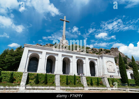 San Lorenzo de El Escorial, Spanien - Juli 7, 2018: Das Valle de los Caidos oder das Tal der Gefallenen wurde in der Bergkette von Guadarrama, in der Nähe von Madrid, der spanische Diktator Francisco Franco erdacht, um Ehre und diejenigen, die in den spanischen Bürgerkrieg gestorben begraben. Der neue Premierminister, Pedro Sanchez hat angekündigt, dass seine Regierung wollte Franco zu exhumieren und ihm Bewegung zu einem bescheidenen Begräbnisstätte, als Teil der Bemühungen für die Verbrechen des Bürgerkrieges zu sühnen. Juan Jimenez/Alamy leben Nachrichten Stockfoto