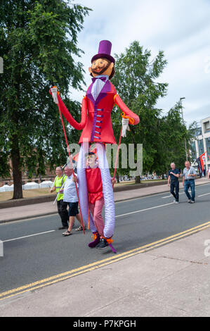 Paisley, Schottland, Großbritannien. 7. Juli 2018. Eine riesige Marionette feiern Sma" Tag in der Parade durch die Straßen von Paisley Reisen von Brodie Park an Abbey schließen. Sma' Tag hat seinen Namen von einem berühmten Sieg zwischen den Schal Weber und der Kork (die mittlere Mann) im 19. Jahrhundert. Die sma' ist ein feiner Schussfaden, in Paisley Schals gewebt durch die Weber, für die Sie nicht bezahlt wurden. Im Jahre 1856 wurde eine Vereinbarung erreichte schließlich für die sma' zu zahlen. Credit: Skully/Alamy leben Nachrichten Stockfoto