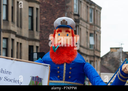 Paisley, Schottland, Großbritannien. 7. Juli 2018. Eine riesige Marionette feiern Sma" Tag in der Parade durch die Straßen von Paisley Reisen von Brodie Park an Abbey schließen. Sma' Tag hat seinen Namen von einem berühmten Sieg zwischen den Schal Weber und der Kork (die mittlere Mann) im 19. Jahrhundert. Die sma' ist ein feiner Schussfaden, in Paisley Schals gewebt durch die Weber, für die Sie nicht bezahlt wurden. Im Jahre 1856 wurde eine Vereinbarung erreichte schließlich für die sma' zu zahlen. Credit: Skully/Alamy leben Nachrichten Stockfoto