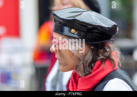 Paisley, Schottland, Großbritannien. 7. Juli 2018. Eine weibliche Musiker feiern Sma" Tag in der Parade durch die Straßen von Paisley Reisen von Brodie Park an Abbey schließen. Sma' Tag hat seinen Namen von einem berühmten Sieg zwischen den Schal Weber und der Kork (die mittlere Mann) im 19. Jahrhundert. Die sma' ist ein feiner Schussfaden, in Paisley Schals gewebt durch die Weber, für die Sie nicht bezahlt wurden. Im Jahre 1856 wurde eine Vereinbarung erreichte schließlich für die sma' zu zahlen. Credit: Skully/Alamy leben Nachrichten Stockfoto