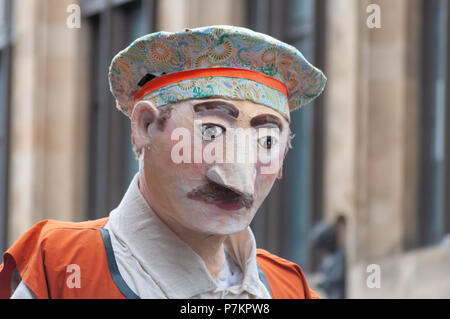 Paisley, Schottland, Großbritannien. 7. Juli 2018. Eine riesige Marionette feiern Sma" Tag in der Parade durch die Straßen von Paisley Reisen von Brodie Park an Abbey schließen. Sma' Tag hat seinen Namen von einem berühmten Sieg zwischen den Schal Weber und der Kork (die mittlere Mann) im 19. Jahrhundert. Die sma' ist ein feiner Schussfaden, in Paisley Schals gewebt durch die Weber, für die Sie nicht bezahlt wurden. Im Jahre 1856 wurde eine Vereinbarung erreichte schließlich für die sma' zu zahlen. Credit: Skully/Alamy leben Nachrichten Stockfoto