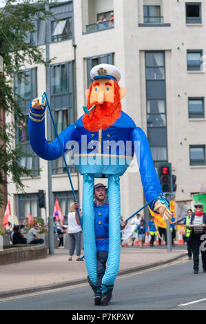 Paisley, Schottland, Großbritannien. 7. Juli 2018. Eine riesige Marionette feiern Sma" Tag in der Parade durch die Straßen von Paisley Reisen von Brodie Park an Abbey schließen. Sma' Tag hat seinen Namen von einem berühmten Sieg zwischen den Schal Weber und der Kork (die mittlere Mann) im 19. Jahrhundert. Die sma' ist ein feiner Schussfaden, in Paisley Schals gewebt durch die Weber, für die Sie nicht bezahlt wurden. Im Jahre 1856 wurde eine Vereinbarung erreichte schließlich für die sma' zu zahlen. Credit: Skully/Alamy leben Nachrichten Stockfoto