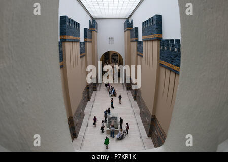 Berlin, Deutschland. 06. Juli 2018. Besucher in einem Zimmer im Pergamonmuseum. Credit: Paul Zinken/dpa/Alamy leben Nachrichten Stockfoto