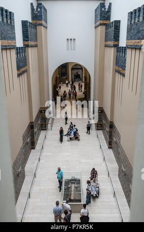 Berlin, Deutschland. 06. Juli 2018. Besucher in einem Zimmer im Pergamonmuseum. Credit: Paul Zinken/dpa/Alamy leben Nachrichten Stockfoto