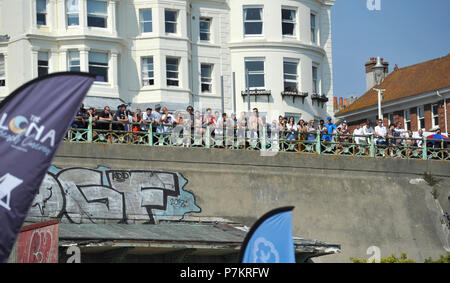 Brighton UK 7. Juli 2018 - Tausende von Fans in England Brighton direkt am Meer und Strand sehen Sie einen riesigen Bildschirm zu zeigen: das WM-Viertelfinale Fußballspiel zwischen England und Schweden heute: Simon Dack/Alamy leben Nachrichten Stockfoto