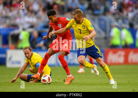 Samara, Russland. 7. Juli 2018. 7 2018 Arena, Samara, Samara, Russland; FIFA WM Fußball, Viertelfinale, England und Schweden; Jesse Lingard von England hält weg Sebastian Larsson Schweden Quelle: Aktion Plus Sport Bilder/Alamy leben Nachrichten Stockfoto