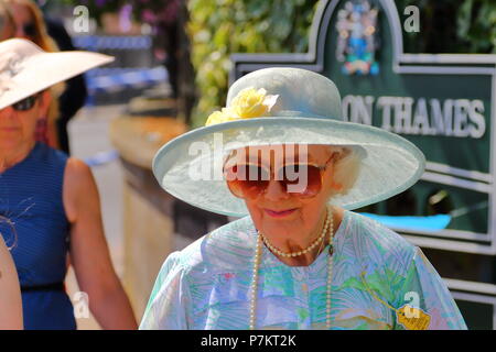 Henley-On-Thames, UK. 7. Juli 2018. Rudern afficionados und fashionistas gleichermaßen an einem anderen sweltering Tag bei der jährlichen Henley Royal Regatta gesammelt. Quelle: Uwe Deffner/Alamy leben Nachrichten Stockfoto