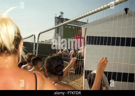 Brighton, UK. 7. Juli 2018. Fußball-Fans auf Brighton Beach beobachten die grossen Schirm am Strand durch die Barrieren der Credit: Rupert Rivett/Alamy leben Nachrichten Stockfoto