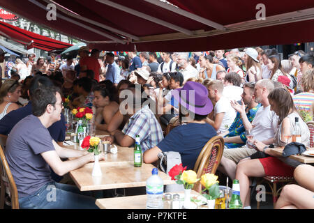 Piccadilly, Großbritannien, Juli 2018 7., Fußball mania außerhalb Pubs in Piccadilly. Die Menschen drängeln für eine Position der Schweden gegen England Fußballspiel, das England gewann 2-0. Kredit zu beobachten: Keith Larby/Alamy leben Nachrichten Stockfoto