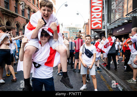 Manchester, Großbritannien. 7. Juli 2018. Fans feiern England über Schweden im Wm gewinnen. Credit: Andy Barton/Alamy leben Nachrichten Stockfoto