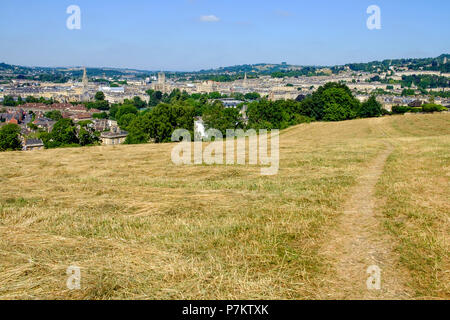 Badewanne, Großbritannien, 7. Juli 2018. Mit der Stadt im Hintergrund und nach mehreren Wochen ohne nennenswerte Niederschläge, Bathwick Wiese wird dargestellt, wie das Gras beginnt eine goldgelbe Farbe. Credit: lynchpics/Alamy Live News Credit: lynchpics/Alamy leben Nachrichten Stockfoto