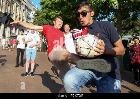 Bournemouth, UK. 7. Juli 2018. England Fußball-Fans feiern mit einem improvisierten Kick in Bournemouth Quadrat nach England's WM-Viertelfinale vistory in Schweden. Bournemouth, Dorset, Großbritannien. Credit: Richard Knick/Alamy leben Nachrichten Stockfoto