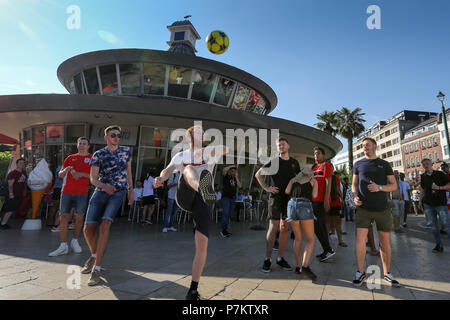 Bournemouth, UK. 7. Juli 2018. England Fußball-Fans feiern mit einem improvisierten Kick in Bournemouth Quadrat nach England's WM-Viertelfinale vistory in Schweden. Bournemouth, Dorset, Großbritannien. Credit: Richard Knick/Alamy leben Nachrichten Stockfoto