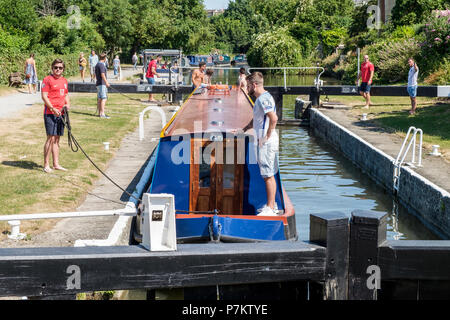 Badewanne, Großbritannien, 7. Juli 2018. Als Badewanne genießt einen sehr warmen und sonnigen Tag ein 15-04 abgebildet auf der Kennet und Avon Kanal in der Badewanne ist. Credit: lynchpics/Alamy leben Nachrichten Stockfoto