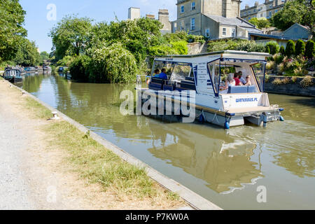 Badewanne, Großbritannien, 7. Juli 2018. Als Badewanne genießt einen sehr warmen und sonnigen Tag ein Boot abgebildet auf der Kennet und Avon Kanal in der Badewanne ist. Credit: lynchpics/Alamy leben Nachrichten Stockfoto
