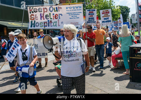 London, Großbritannien. 7. Juli 2018. Sandra Asche führt unsere St Helier Krankenhaus (KOSHH) Aktivisten gegen die Schließung der akuten Einrichtungen im Epsom und St. Helier Krankenhäuser im Süden Londons feiert den 70. Geburtstag des NHS durch Marsch von Sutton zu einer Kundgebung vor der St. Helier Krankenhaus halten. Die Verschlüsse werden von staatlichen Kürzungen, die für große Einsparungen durch das Vertrauen rufen Sie dazu aufgefordert werden, und würde eine Gutschrift: Peter Marschall/Alamy leben Nachrichten Stockfoto