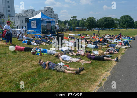 London, Großbritannien. 7. Juli 2018. Die Menschen nehmen an einer kurzen ich 'die-in' am Ende des März von unseren St Helier Krankenhaus (KOSHH) Aktivisten gegen die Schließung der akuten Einrichtungen im Epsom und St. Helier Krankenhäuser im Süden Londonl. Sie hatten aus Sutton zu einer Kundgebung zogen es feiert den 70. Geburtstag des NHS und gegen die Schließung von Krankenhäusern. Credit: Peter Marschall/Alamy leben Nachrichten Stockfoto