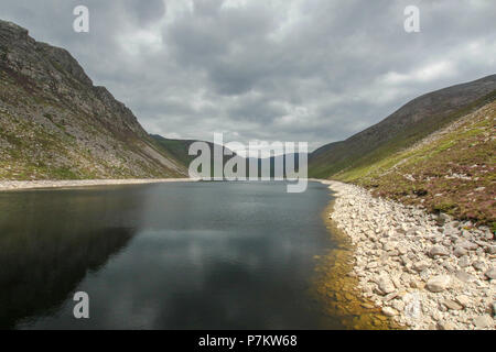 Die Berge von Mourne, County Down, Nordirland. 07. Juli 2018. UK Wetter - Warme mit sonnigen Abschnitten und variable Wolke in die mournes wie die warmen, trockenen nieder Wetter fort. Der Wasserstand am Ben Crom Behälter unten ist. Quelle: David Hunter/Alamy Leben Nachrichten. Stockfoto