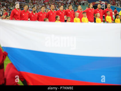 Sochi, Russland. 07 Juli, 2018. Wm-Viertelfinale zwischen Russland und Kroatien am Fisht Stadion. Die russische Mannschaft während der Hymne. Credit: Christian Charisius/dpa/Alamy leben Nachrichten Stockfoto