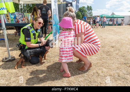 Cheshire, Großbritannien. Cheshire, Großbritannien. 7. Juli 2018. Ihre elfte fete Veranstaltungen auf dem Feld, wo Hunderte von Menschen trotzten der Hitzewelle und vergnügten sich Credit: John Hopkins/Alamy Live News Credit: John Hopkins/Alamy Leben Nachrichten gehalten Stockfoto