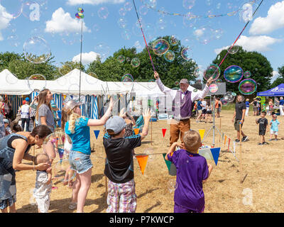 Cheshire, Großbritannien. Cheshire, Großbritannien. 7. Juli 2018. Ihre elfte fete Veranstaltungen auf dem Feld, wo Hunderte von Menschen trotzten der Hitzewelle und vergnügten sich Credit: John Hopkins/Alamy Live News Credit: John Hopkins/Alamy Leben Nachrichten gehalten Stockfoto