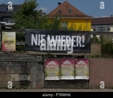 Kandel, Deutschland. 7. Juli 2018. Ein Banner reading "Nie wieder" hängt in Kandel. Rund 200 Menschen von Rechten Organisationen protestierten für das 10. mal in der Stadt Kandel in der Pfalz gegen Flüchtlinge, Ausländer und der deutschen Regierung. Sie forderten mehr Sicherheit von Deutschen und Frauen aus der angeblichen Zunahme der Gewalt durch Flüchtlinge. Quelle: Michael Debets/Alamy leben Nachrichten Stockfoto