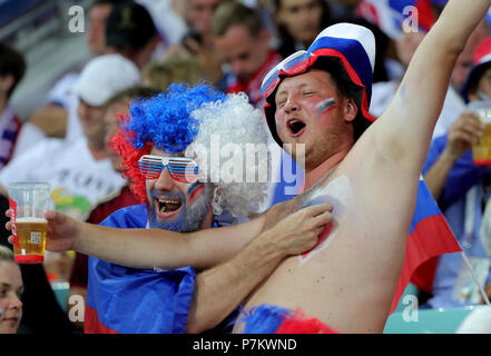 Sochi, Russland. 07 Juli, 2018. Wm-Viertelfinale zwischen Russland und Kroatien am Fisht Stadion. Russlands Unterstützer in den Ständen. Credit: Christian Charisius/dpa/Alamy leben Nachrichten Stockfoto