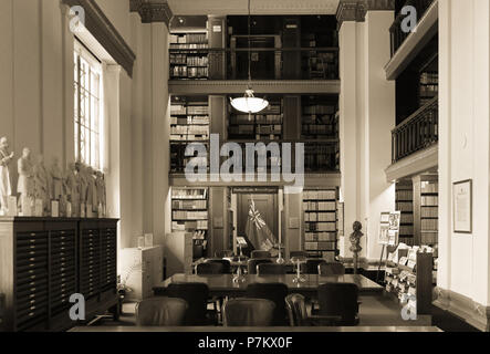 Winnipeg, Manitoba, Kanada - 2014-11-21: Innenraum der Manitoba Gesetzgebung Bibliothek. Die Bibliothek befindet sich in Manitoba Legislative Building 1920 im Zentrum der Hauptstadt Winnipeg Manitoba gebaut Stockfoto