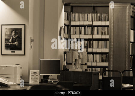 Winnipeg, Manitoba, Kanada - 2014-11-21: Teil des Innenraums der Manitoba Gesetzgebung Bibliothek. Die Bibliothek befindet sich in Manitoba Legislative Building 1920 im Zentrum der Hauptstadt Winnipeg Manitoba gebaut Stockfoto