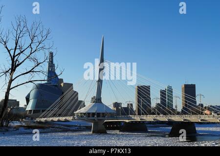 Über den Roten Fluss. Winter Blick auf die Esplanade Riel Brücke mit kanadischen Museum für Menschenrechte im Hintergrund. Winnipeg, Manitoba, Kanada Stockfoto
