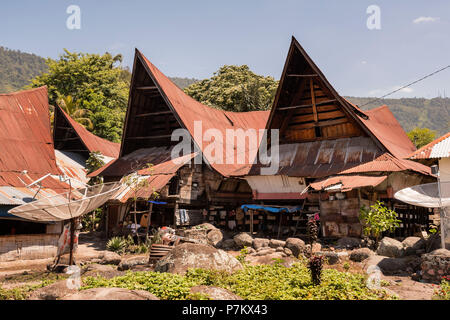 Traditionelle Langhäuser der Batak in der Nähe von Lake Toba Stockfoto