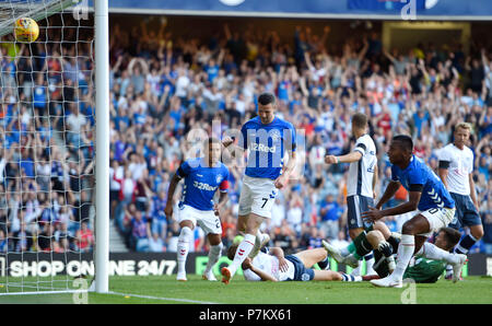 Förster Jamie Murphy (Mitte) Kerben erste Ziel seiner Seite des Spiels während eines vor der Saison Testspiel in Ibrox Stadium, Glasgow. Stockfoto