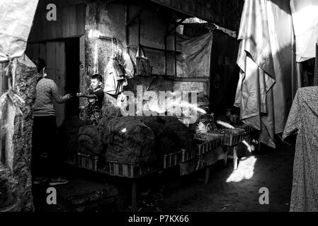 Ein kleiner Junge, der Verkauf von Tabak auf den Markt der kutacane, Indonesien Stockfoto