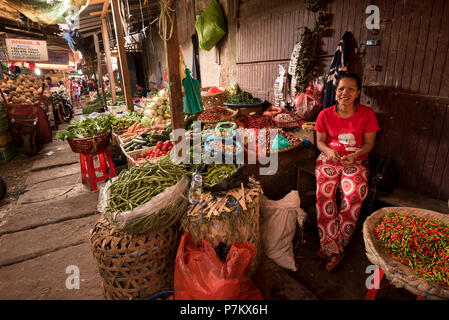 Gemüsehändler mit bunten Anzeigen auf dem Markt der kutacane in Sumatra, Stockfoto