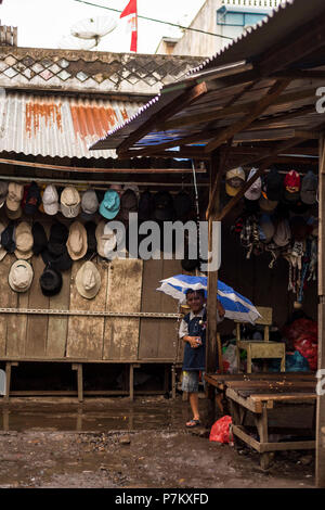 Ein Junge mit Regenschirm in den Marktplatz von Kutacane, Stockfoto