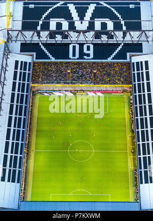 Bundesligaspiel BVB Dortmund gegen FC Freiburg m SignalIdunaPark in Dortmund in Nordrhein-Westfalen. Außenaufnahmen der beleuchteten Westfalenstadion in der Abenddämmerung. Dortmund, Ruhrgebiet, Nordrhein-Westfalen, Deutschland Stockfoto