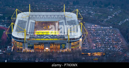 Bundesligaspiel BVB Dortmund gegen FC Freiburg m SignalIdunaPark in Dortmund in Nordrhein-Westfalen. Außenaufnahmen der beleuchteten Westfalenstadion in der Abenddämmerung. Dortmund, Ruhrgebiet, Nordrhein-Westfalen, Deutschland Stockfoto