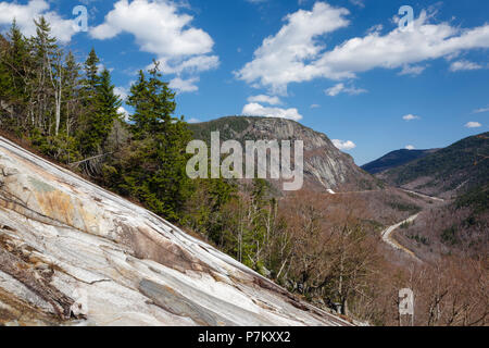 Die felsigen Klippen des Mount Willard in Crawford Notch, New Hampshire von einem exponierten Felsvorsprung auf dem Mount Willey. Den Pfad der alten Maine Central Railroad eine Stockfoto