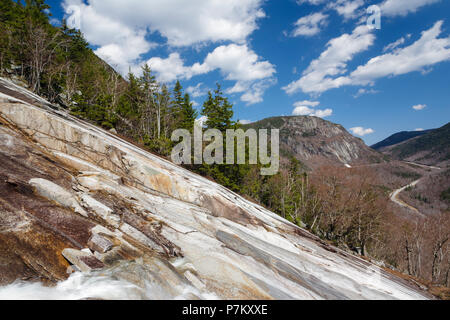 Die felsigen Klippen des Mount Willard in Crawford Notch, New Hampshire von einem exponierten Felsvorsprung auf dem Mount Willey. Den Pfad der alten Maine Central Railroad eine Stockfoto