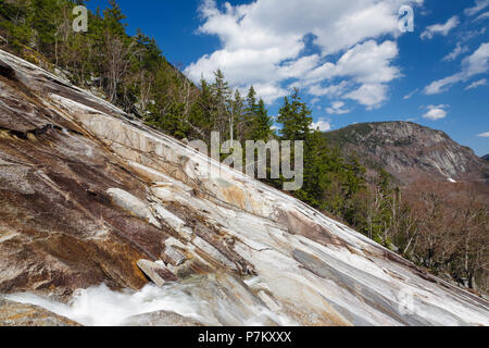 Die felsigen Klippen des Mount Willard in Crawford Notch, New Hampshire von einem exponierten Felsvorsprung auf dem Mount Willey. Im Winter ist dieser exponierten Felsvorsprung Stockfoto