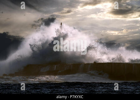 Grossen Sturm wave gegen Leuchtturm von Vila do Conde, nördlich von Portugal (enhanced Himmel) Stockfoto