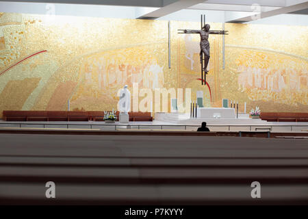 Innenraum der neuen Kirche der Heiligen Dreifaltigkeit in Fatima ('Igreja da Santissima Trindade"), Portugal Stockfoto